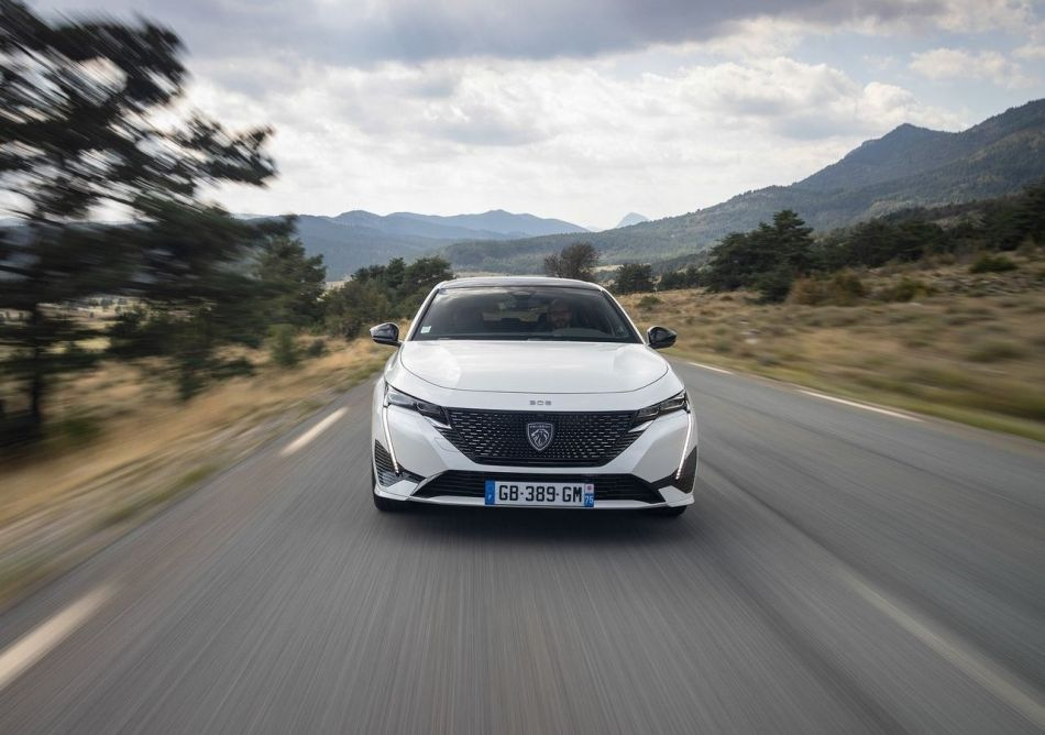Peugeot e-308: recensione dell’elegante berlina elettrica