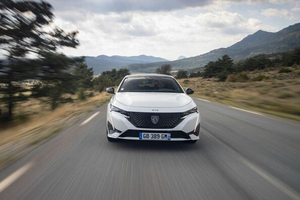 Peugeot e-308: recensione dell’elegante berlina elettrica
