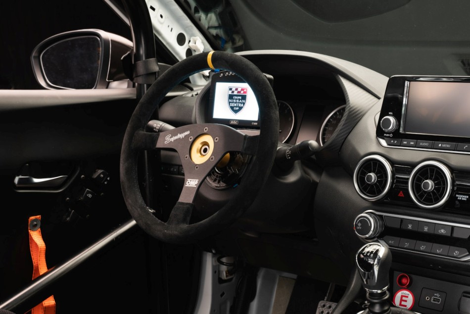Volante sportivo invece di uno standard: pro, contro e punti importanti
