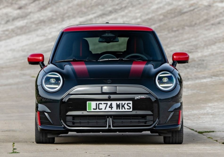Recensione della MINI John Cooper Works Electric hatchback