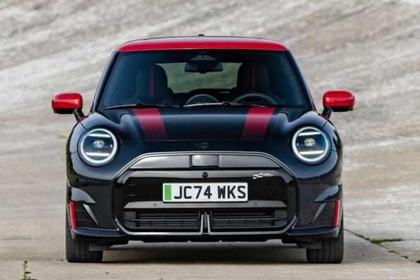 Recensione della MINI John Cooper Works Electric hatchback