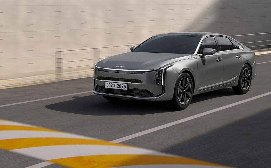 Recensione della Kia K8 2025: una berlina aggiornata con un tocco di lusso