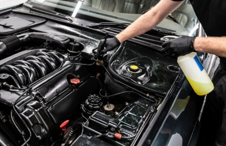 Devo lavare il motore della mia auto?