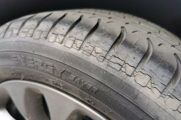 Perché gli pneumatici delle auto si crepano?