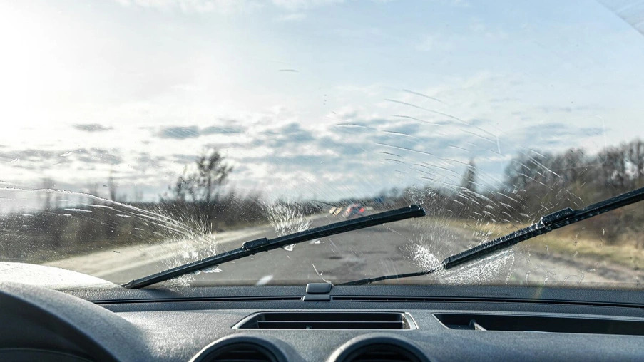 Perché i tergicristalli graffiano i finestrini dell’auto?