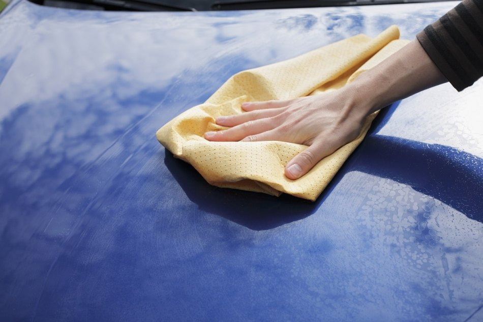 Come rimuovere le macchie dall’auto dopo il lavaggio?