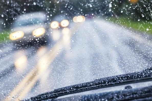 Come evitare incidenti sotto la pioggia: 5 consigli pratici