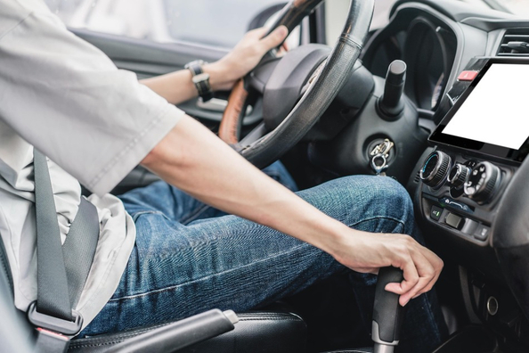 In che modo lo stile di guida influisce sul consumo di carburante di un’auto?