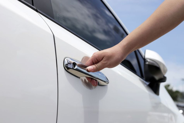 L’auto rimane folgorata: perché succede e come evitarlo