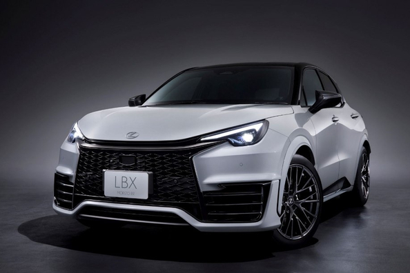 Recensione Lexus LBX 2025: crossover compatto con un tocco premium