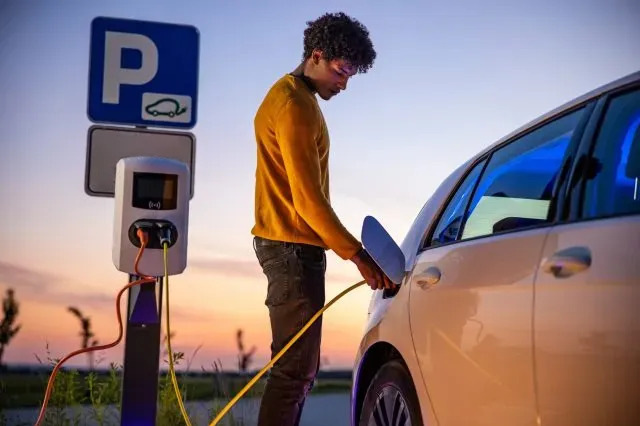 L’auto elettrica è rimasta senza energia lungo la strada: cosa fare?