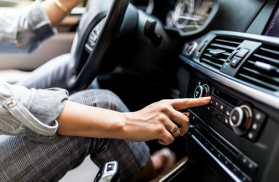 Come usare efficacemente l’aria condizionata in auto: consigli per stare al fresco e risparmiare denaro