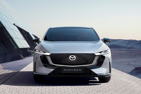 Recensione della Mazda EZ-6 ibrida liftback