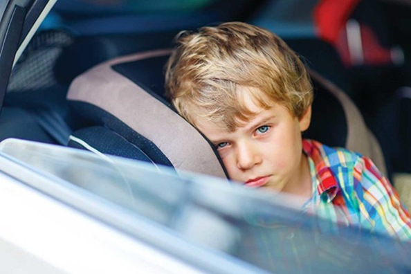 Cosa fare se un bambino viene dondolato in macchina?