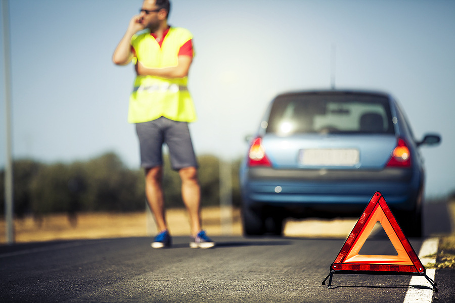 L’auto si è rotta sulla strada: istruzioni passo passo su cosa fare
