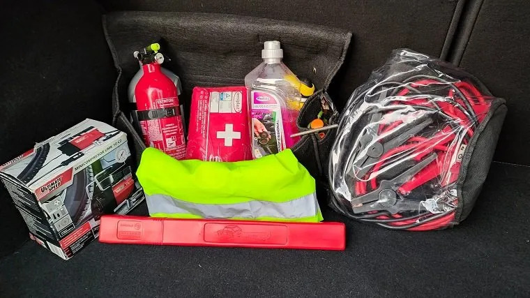 Quali attrezzi non dovrebbero mai mancare in macchina? Il tuo kit da viaggio