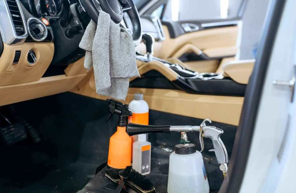 Posso lavare a secco gli interni della mia auto da solo?