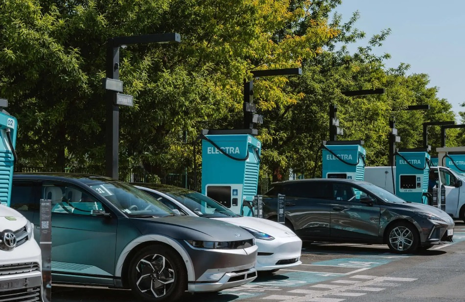 Dovrei acquistare un’auto elettrica per i lunghi viaggi? Valutiamo le possibilità