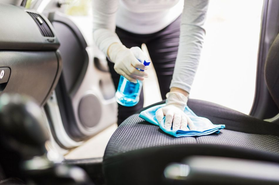 Perché è importante pulire gli interni dell’auto e con quale frequenza bisogna farlo?