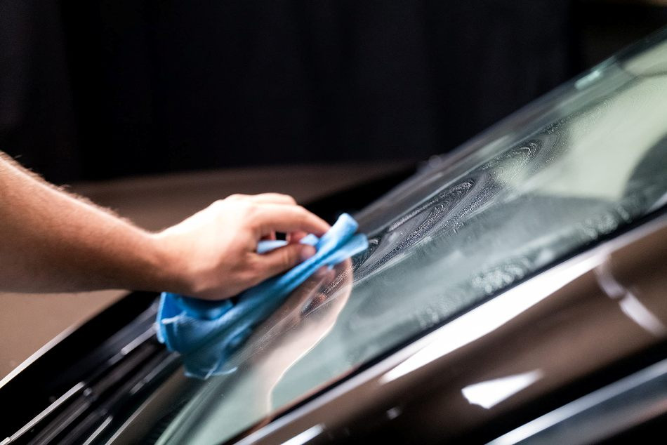 Posso applicare la cera sui vetri dell’auto?