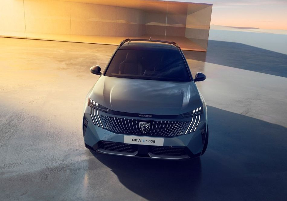 Peugeot e-5008 2024: recensione del crossover elettrico a sette posti