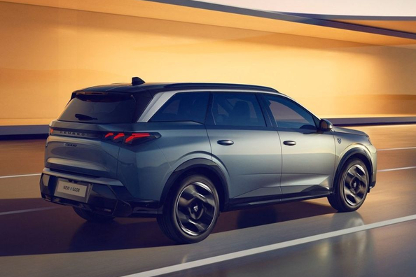 Peugeot e-5008 2024: recensione del crossover elettrico a sette posti Foto 4