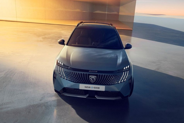 Peugeot e-5008 2024: recensione del crossover elettrico a sette posti