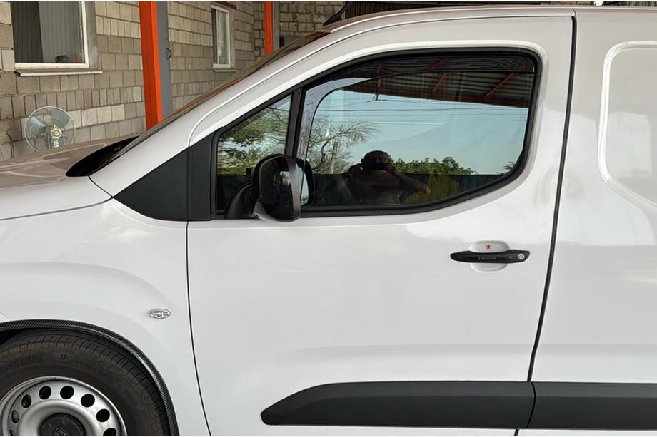 Opel Combo 2019- Deflettori aria ad incastro Niken Luxury (2 pz) Foto 3