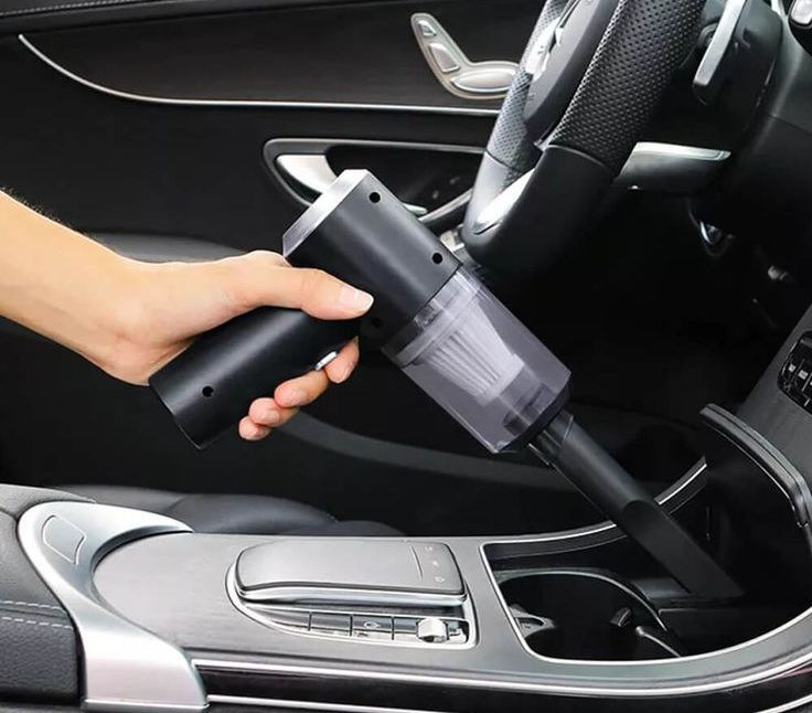Dovrei comprare un aspirapolvere per auto? Conosciamo i pro e i contro.