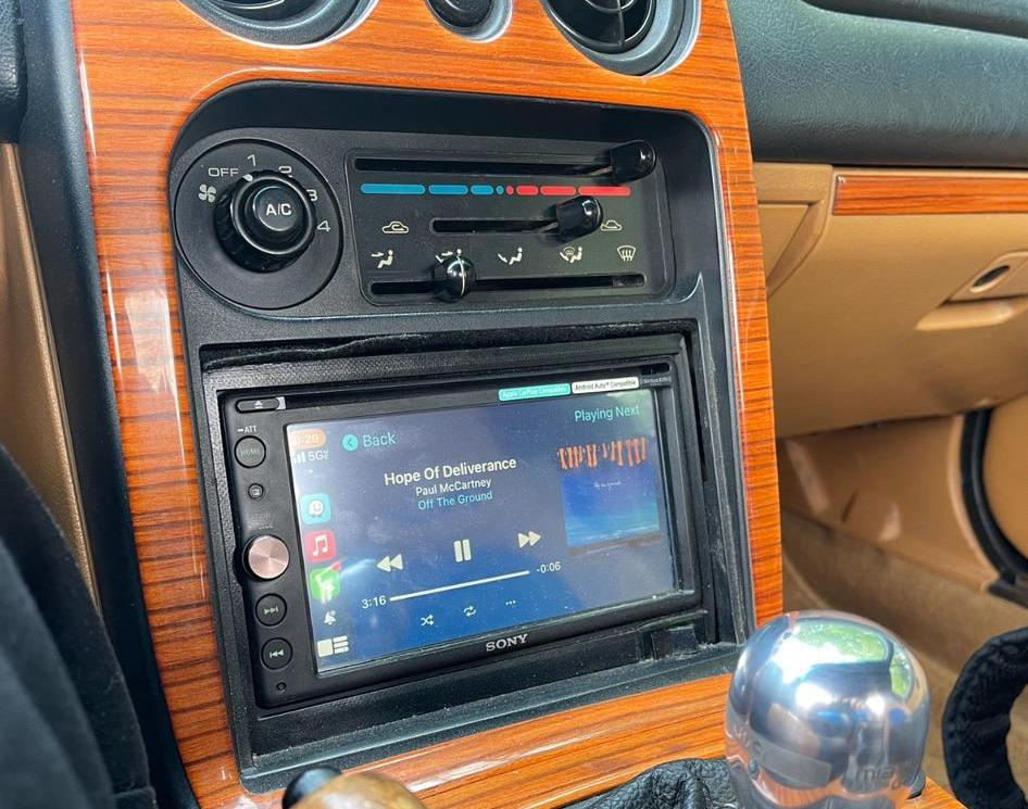 Dovrei cambiare l’autoradio originale? Pro e contro dell’aggiornamento