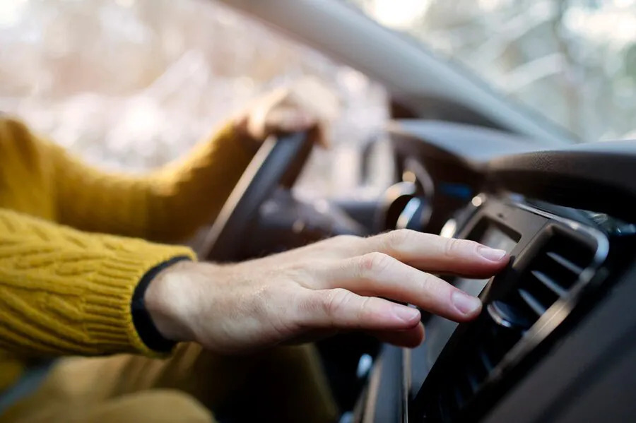 Come raffreddare l’abitacolo di un’auto in un paio di minuti: metodi efficaci quando fa caldo