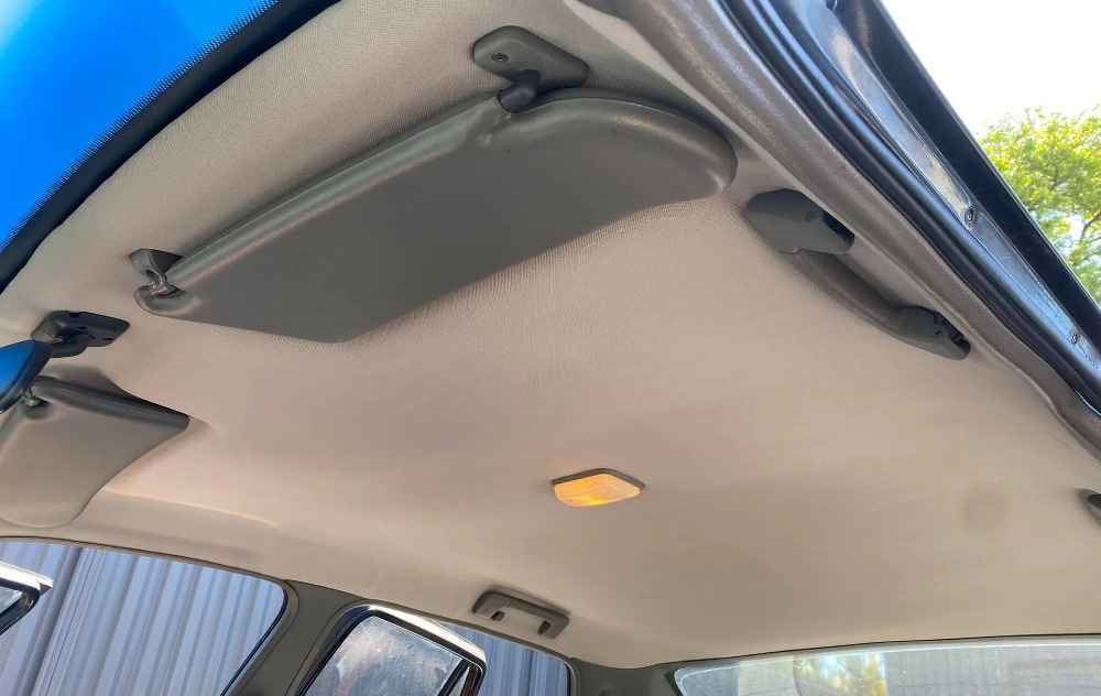 Quale materiale si dovrebbe usare per rivestire il soffitto di un’auto?