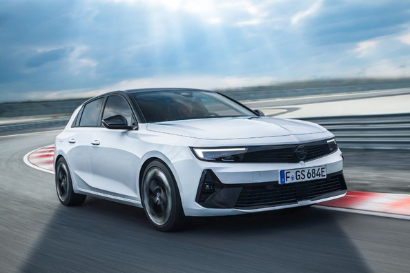 Opel Astra L GSe: berlina ibrida sportiva Foto 3