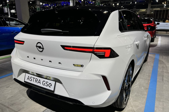 Opel Astra L GSe: berlina ibrida sportiva Foto 4