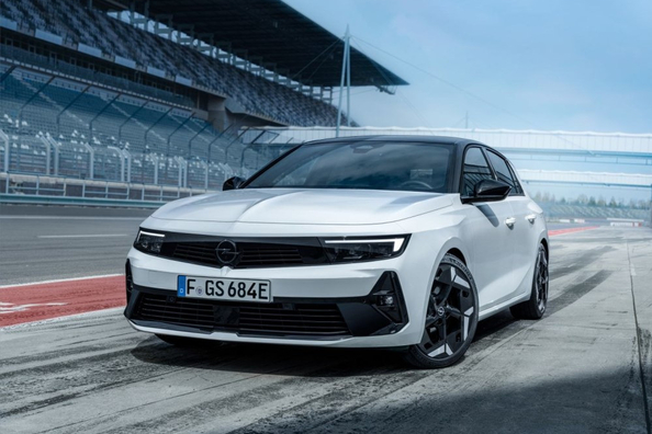 Opel Astra L GSe: berlina ibrida sportiva