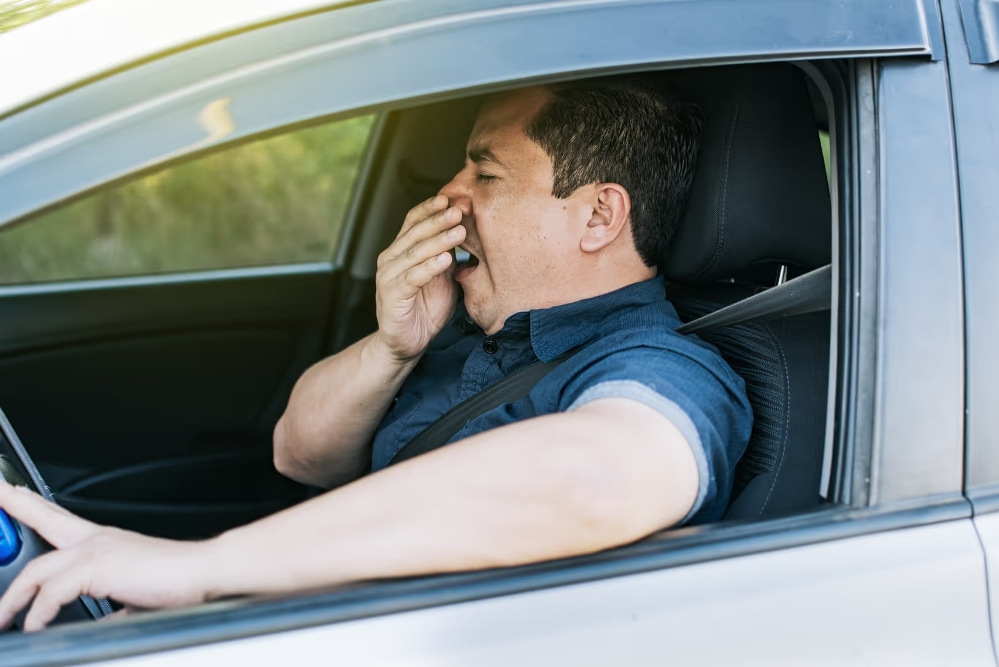 Come evitare di addormentarsi al volante: semplici consigli per un viaggio a lunga distanza sicuro