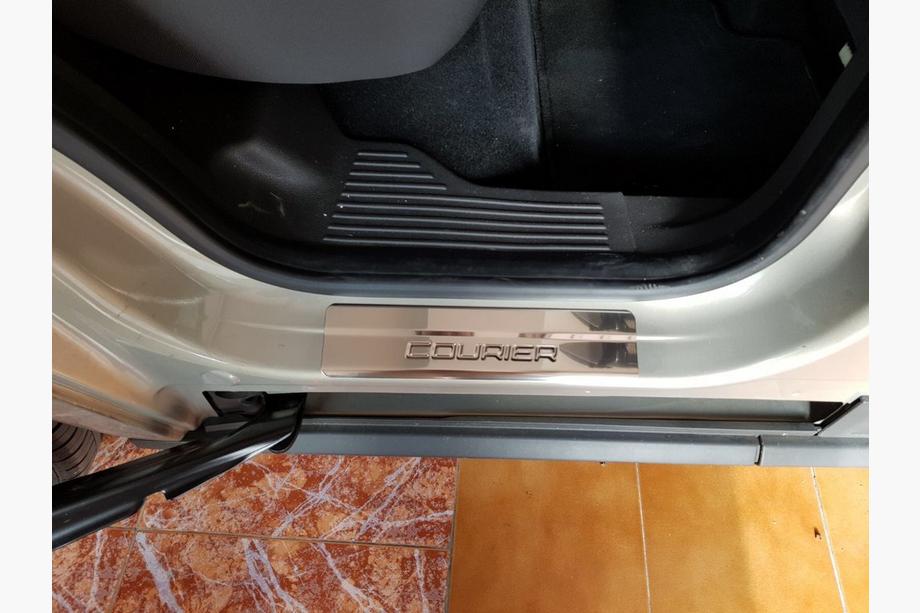 Ford Courier 2014-2023 Battitacco OmsaLine (4 pz, acciaio inox) Foto 6