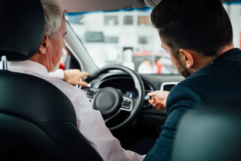 Dovrei acquistare un’auto da un concessionario?