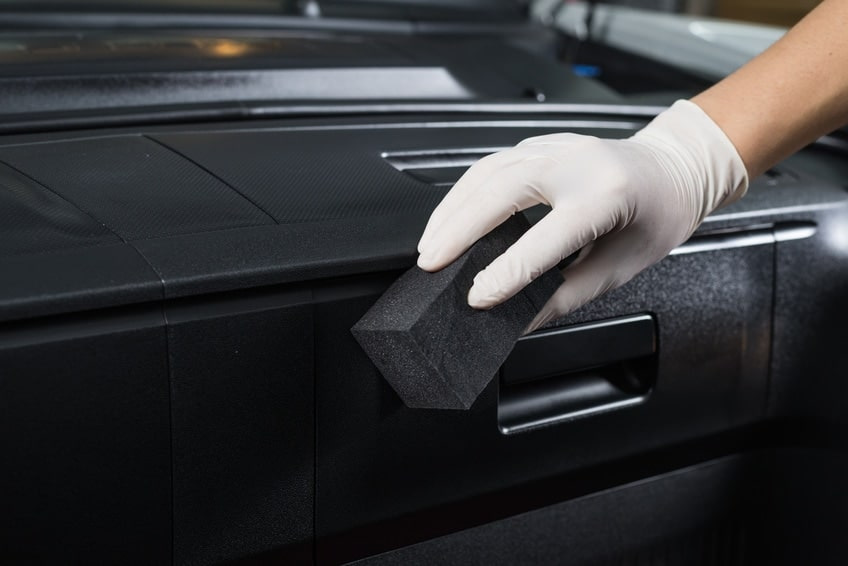 Cosa fare se la plastica dell’auto è graffiata?