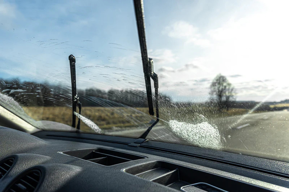 Perché i tergicristalli dell’auto cigolano e come risolvere il problema? Foto 1