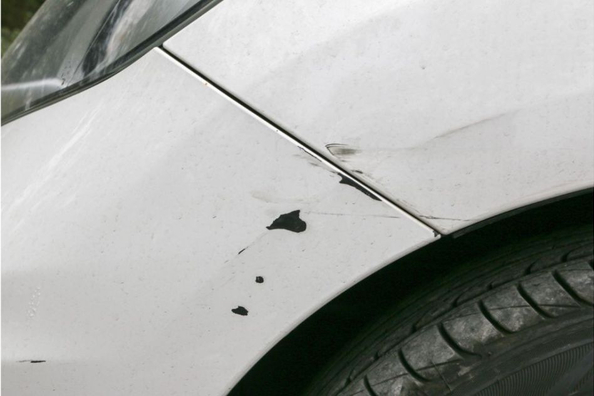 Qual è il pericolo che si formino scheggiature su un’auto?