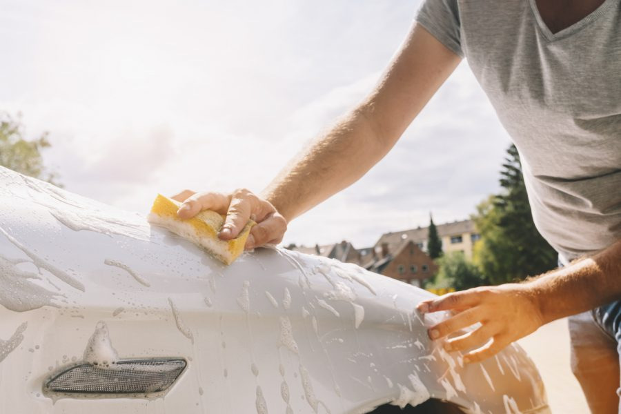 Posso lavare l’auto sotto il sole cocente?