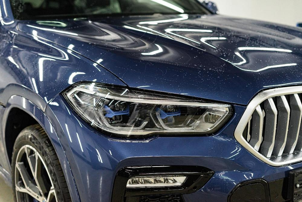 Dovrei applicare una pellicola protettiva sui fari della mia auto?
