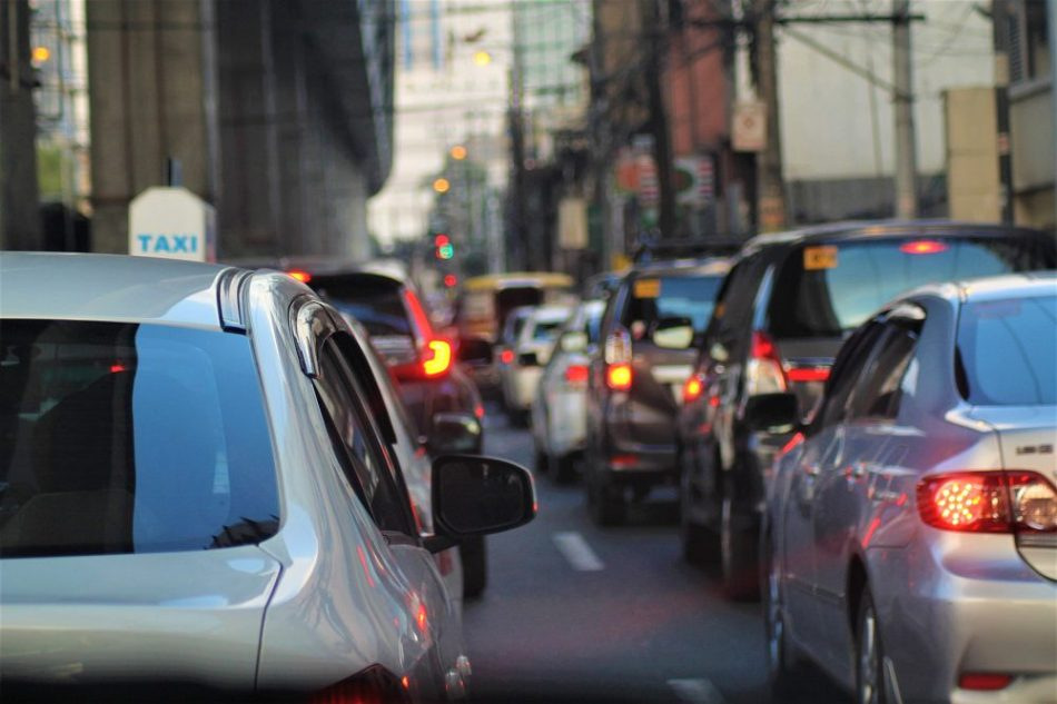 Come risparmiare carburante negli ingorghi: semplici consigli per chi guida in città