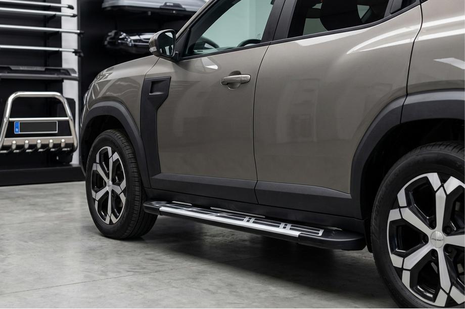 Dacia Duster 2024- Pedane Laterali Sunrise (2 pz, Alluminio) Foto 1