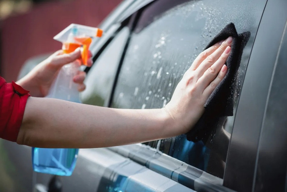 Prodotti chimici utili per la cura dei vetri dell’auto