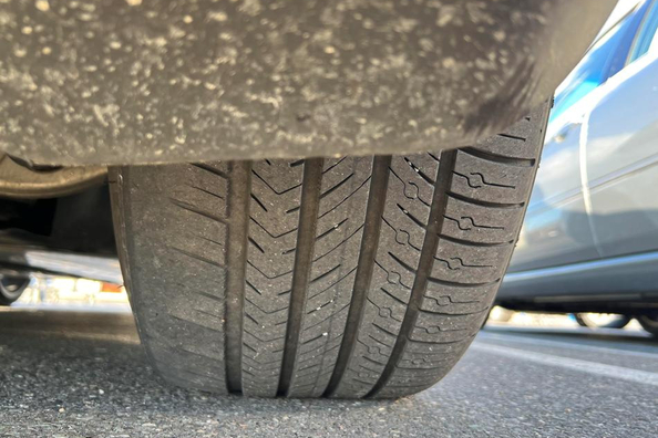 Perché gli pneumatici delle auto si consumano in modo non uniforme?