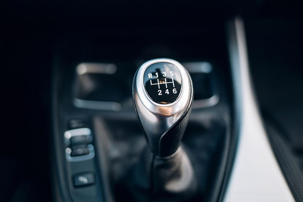 Posso sostituire il pomello del cambio di un’auto?