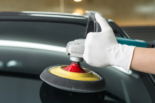 A cosa serve lucidare il parabrezza di un’auto?