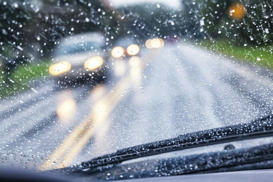 Quanto è pericoloso guidare sotto una forte pioggia?